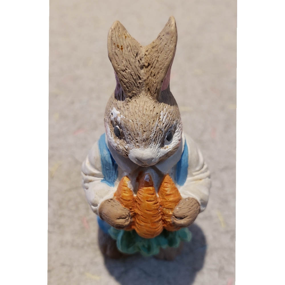 EASTER Bunny/Carrots Figurine